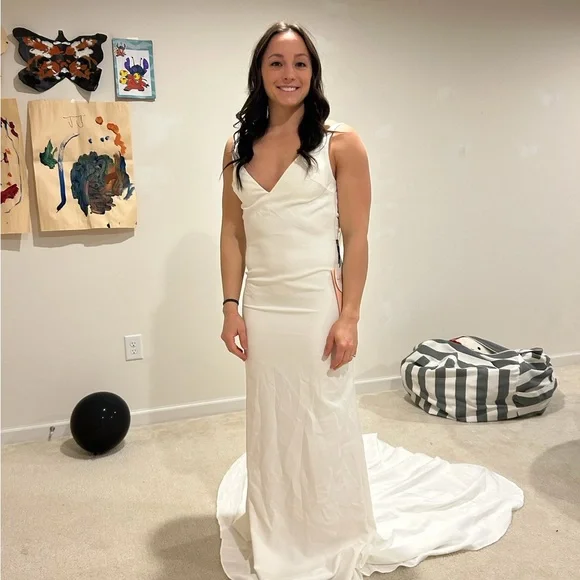 Elegant White Sleeveless Dress - Picture 2 of 7